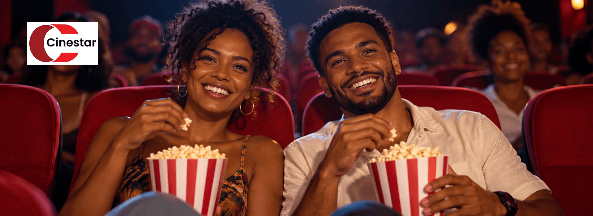 Couple profitant d'une séance de cinéma